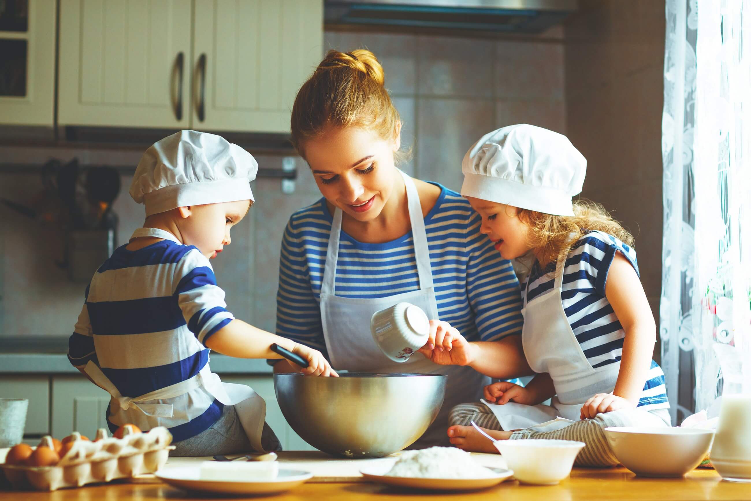 Мама готовит с ребенком. Дети помогают родителям. Кухня для детей. Готовим для детей. Готовка с детьми.